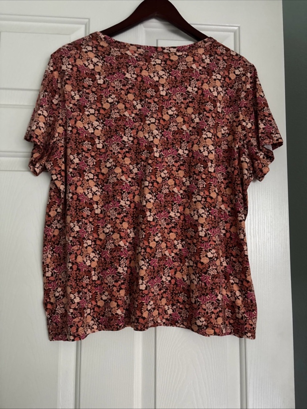 Old Navy V-Neck Short Sleeve top size XL - Picture 2 of 9